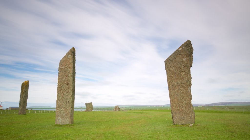 Standing Stones of Stenness caracterizando cenas tranquilas, um monumento e paisagens litorâneas