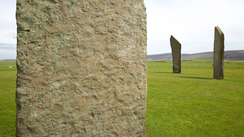 Standing Stones of Stenness ofreciendo un monumento, situaciones tranquilas y elementos patrimoniales