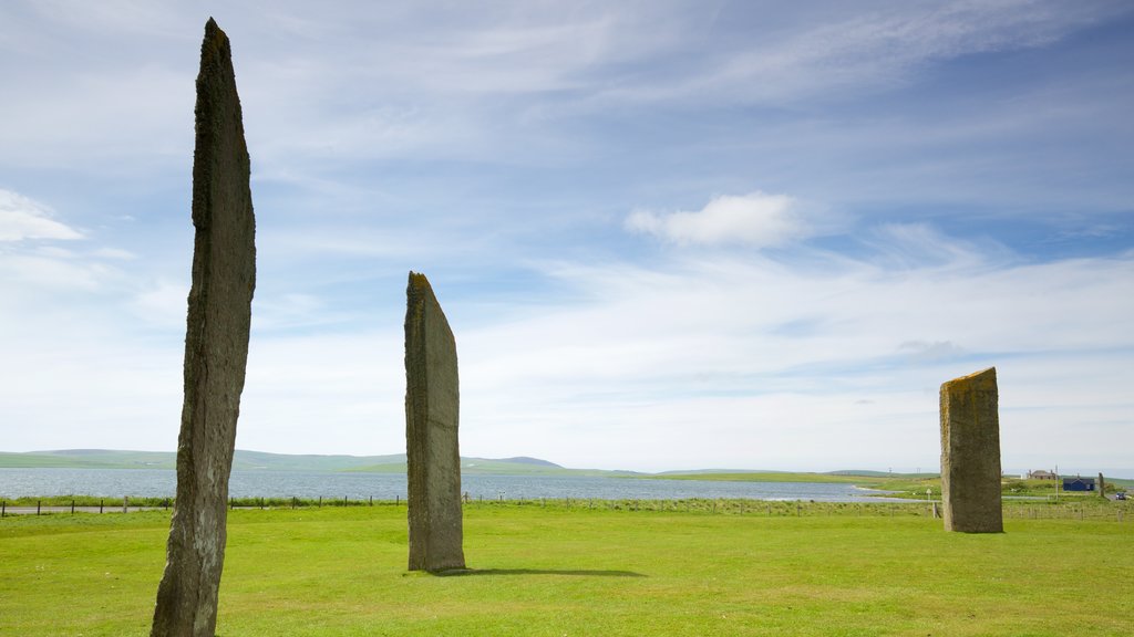 Pierres levées de Stenness qui includes paysages paisibles, paysages côtiers et éléments du patrimoine