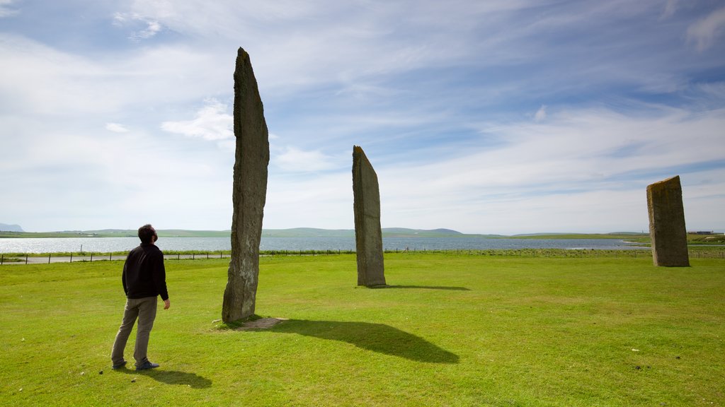 Standing Stones of Stenness mostrando escenas tranquilas, un monumento y vistas generales de la costa