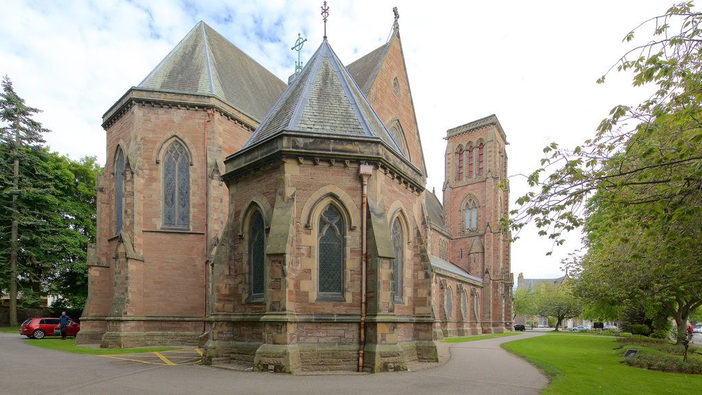 Inverness Cathedral som omfatter kulturarvsgenstande, historiske bygningsværker og en kirke eller en katedral