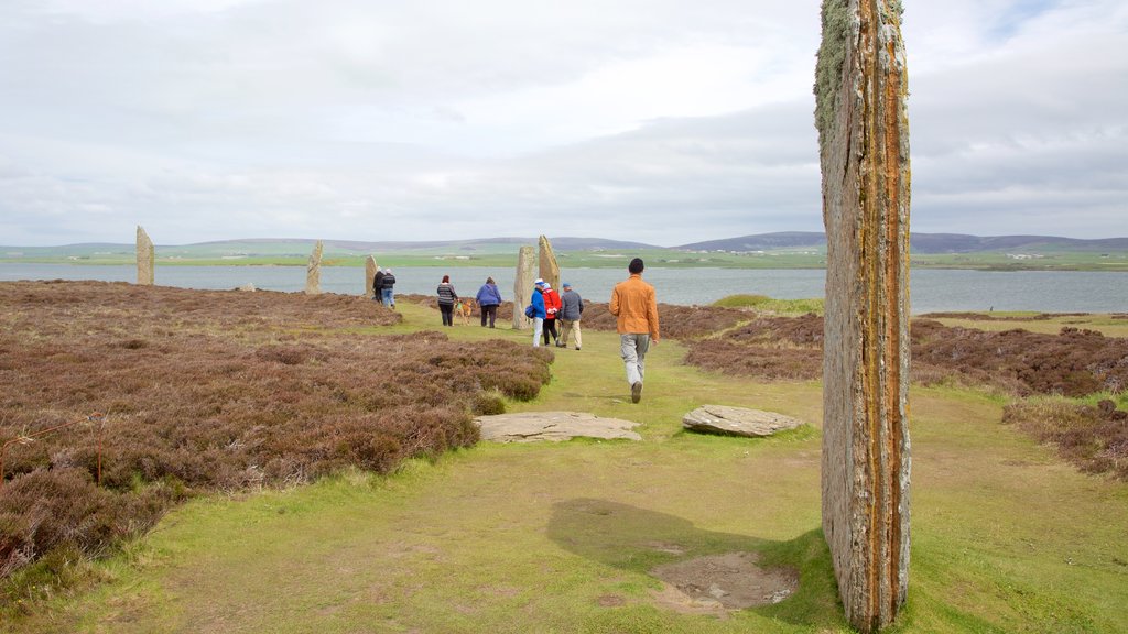 Ring of Brogdar mostrando un monumento y elementos patrimoniales y también un pequeño grupo de personas