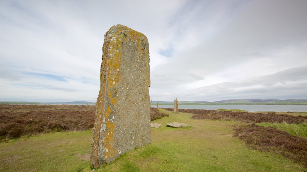 Cercle de pierres de Brodgar montrant monument, scènes tranquilles et patrimoine historique