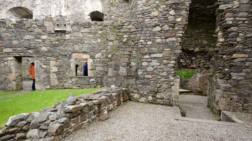 Castelo e Capela de Dunstaffnage caracterizando arquitetura de patrimônio, elementos de patrimônio e um castelo