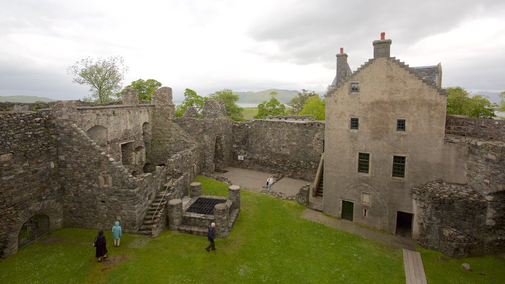 Castelo e Capela de Dunstaffnage caracterizando arquitetura de patrimônio, elementos de patrimônio e um pequeno castelo ou palácio