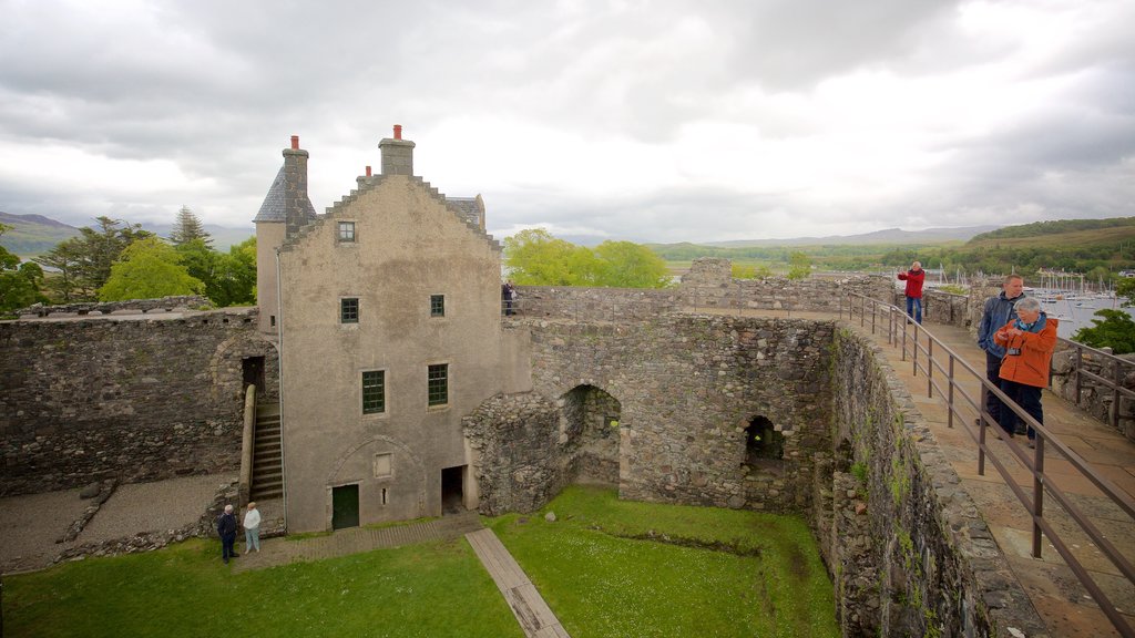 Castillo y capilla de Dunstaffnage mostrando elementos patrimoniales, arquitectura patrimonial y castillo o palacio