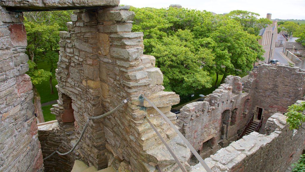 Earl\'s Palace que inclui ruínas de edifício, arquitetura de patrimônio e um pequeno castelo ou palácio