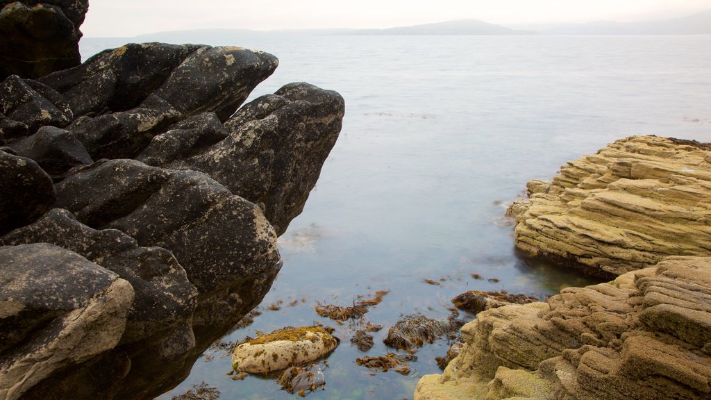 Ilha de Skye que inclui litoral rochoso