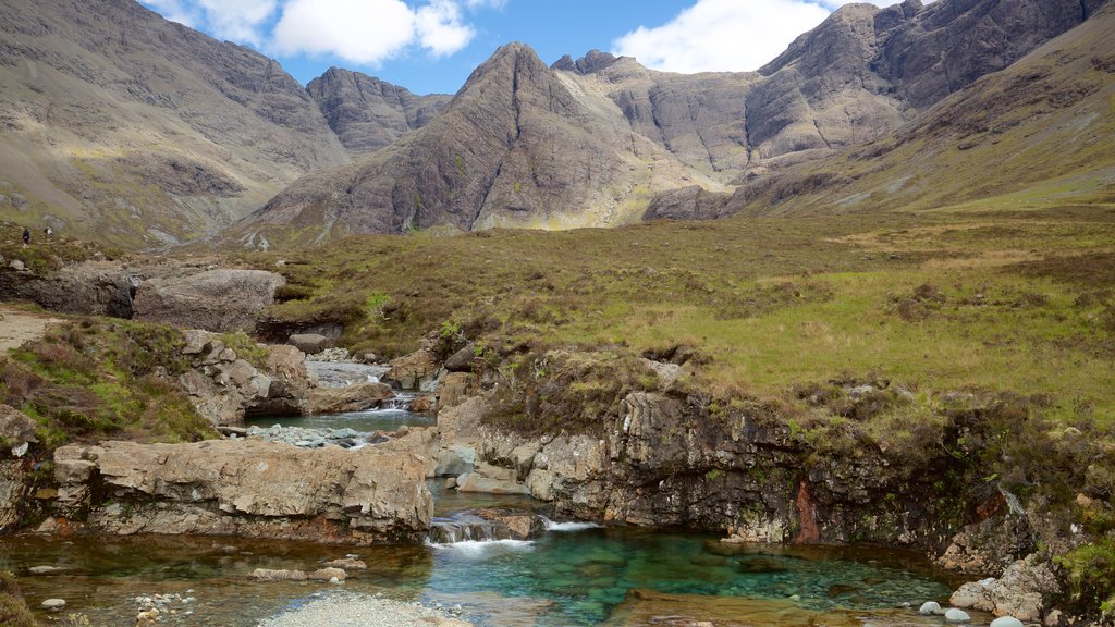 Isle of Skye que incluye montañas, un río o arroyo y un estanque