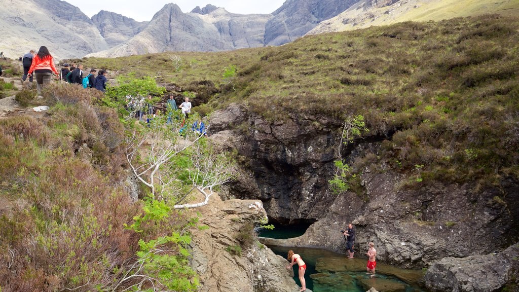 Ilha de Skye mostrando um lago, escalada ou caminhada e cenas tranquilas