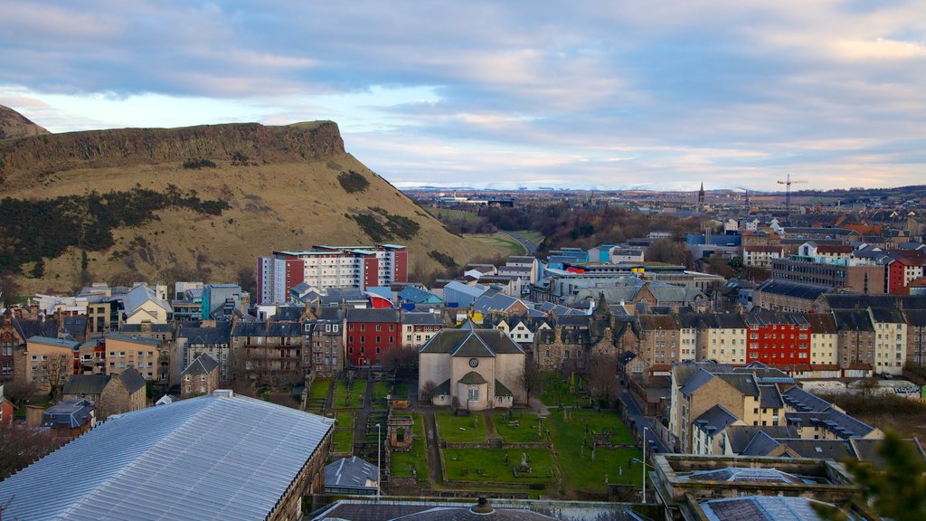 Arthur\'s Seat which includes a city and mountains