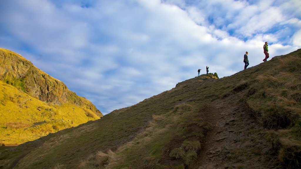 Arthur\'s Seat bevat bergen, vredige uitzichten en hiken of wandelen