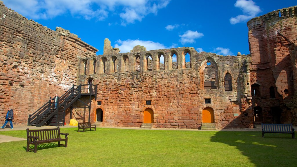 Bothwell Castle ofreciendo elementos del patrimonio, patrimonio de arquitectura y una ruina