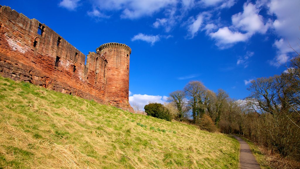 Bothwell Castle showing a ruin, château or palace and heritage elements