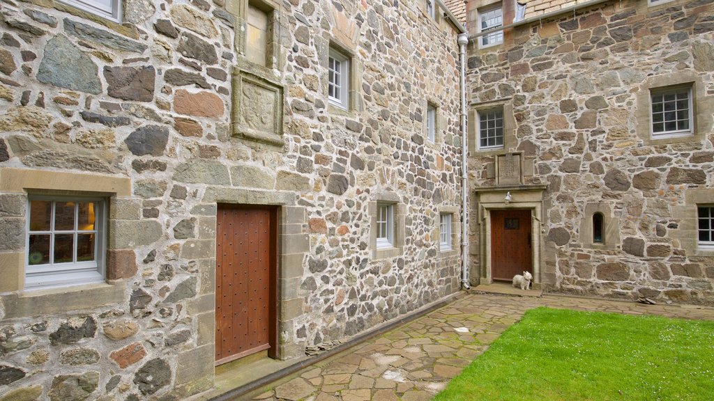 Duart Castle which includes heritage elements, chateau or palace and heritage architecture