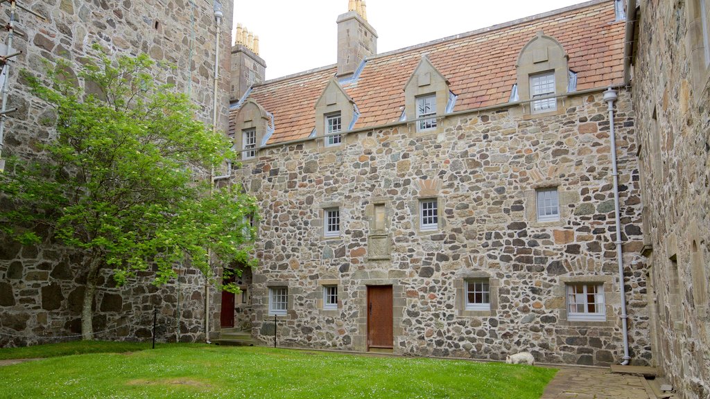 Castelo de Duart que inclui arquitetura de patrimônio, elementos de patrimônio e um pequeno castelo ou palácio