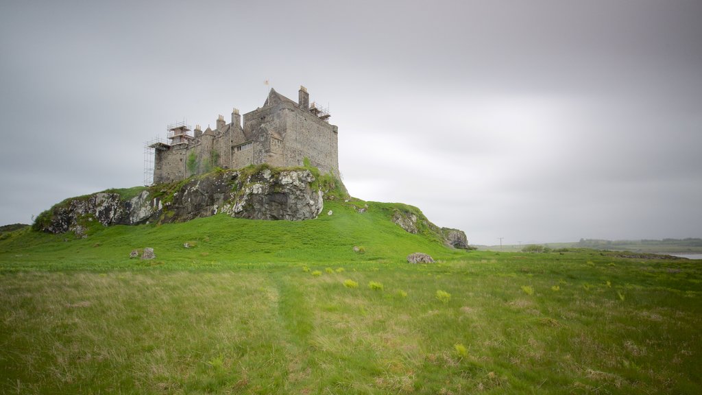 Duart Castle showing heritage architecture, tranquil scenes and a castle