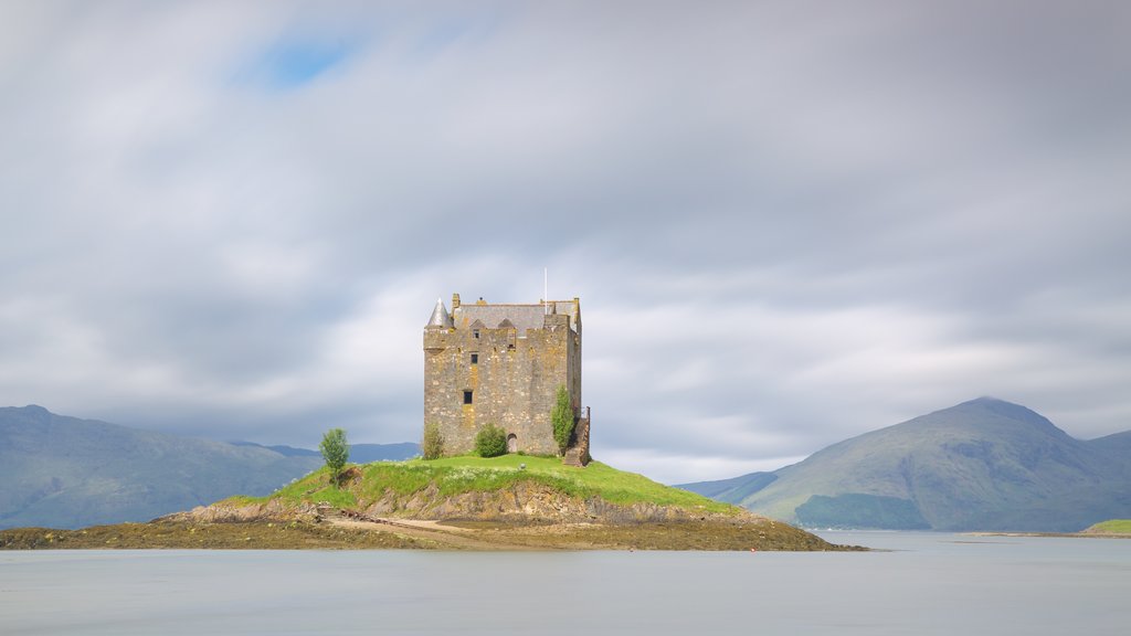 Castle Stalker qui includes éléments du patrimoine, château ou palais et un lac ou un point d’eau