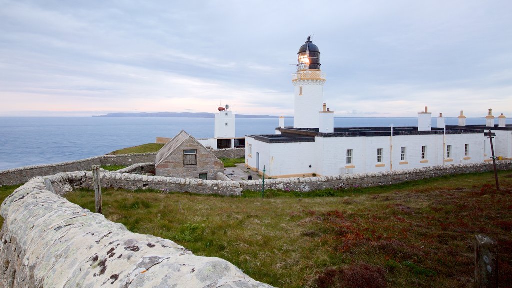 Dunnet Head Lighthouse som viser udsigt over kystområde, et fyrtårn og kulturarvsgenstande