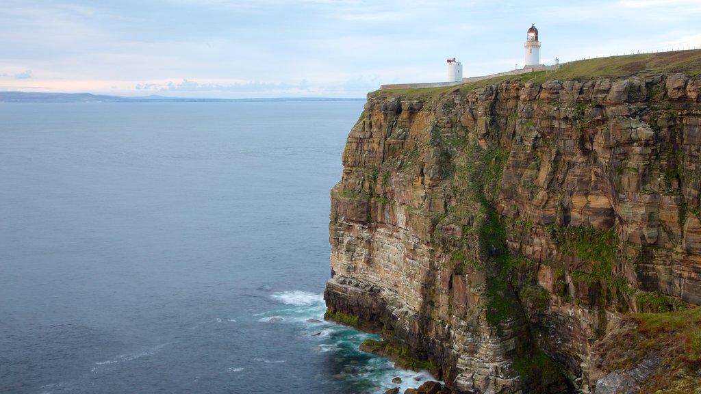 Faro de Dunnet Head que incluye costa rocosa y un faro