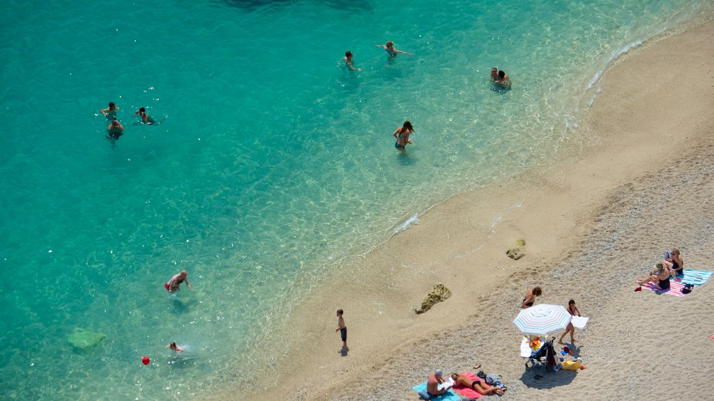 Provenza que incluye una playa de arena y también un pequeño grupo de personas