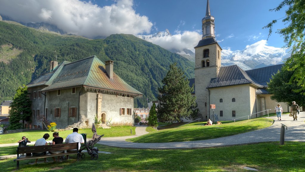 Chamonix-Mont-Blanc mettant en vedette église ou cathédrale aussi bien que famille