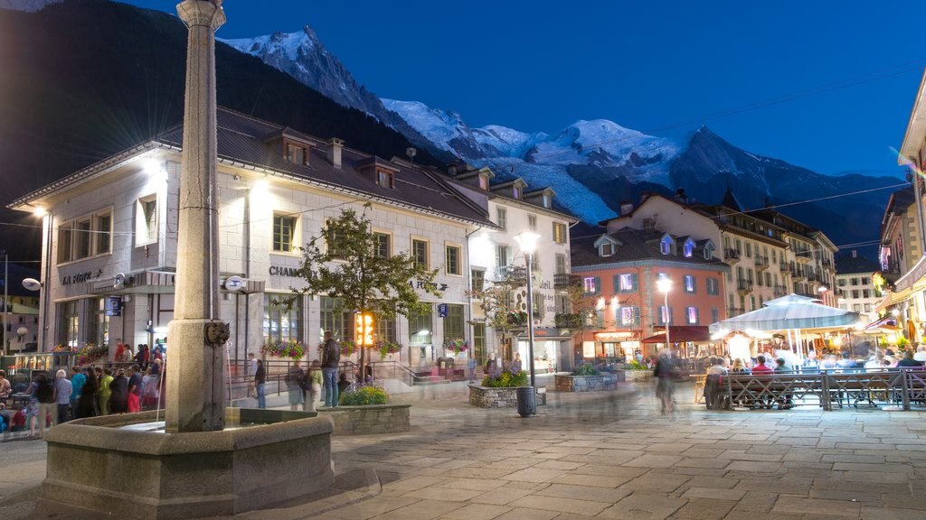 Chamonix-Mont-Blanc showing street scenes, a fountain and night scenes