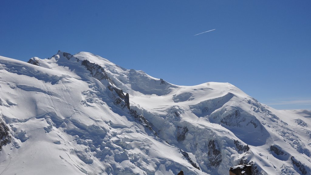 Cordilheira do Mont Blanc mostrando cenas tranquilas, montanhas e neve