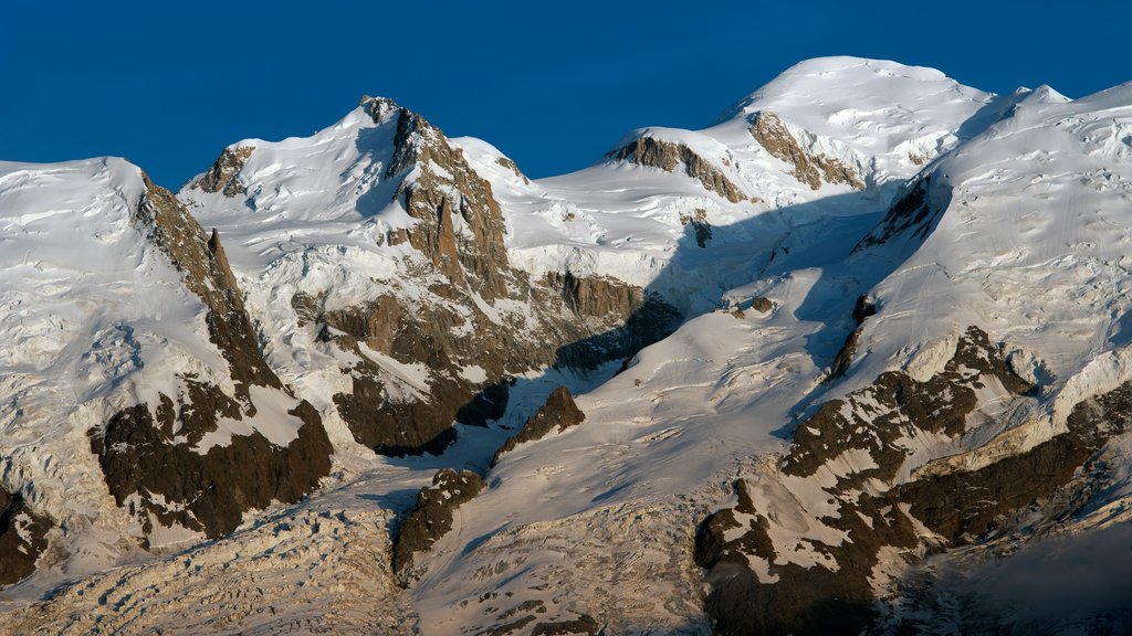 Mont Blanc montrant montagnes, neige et paysages paisibles