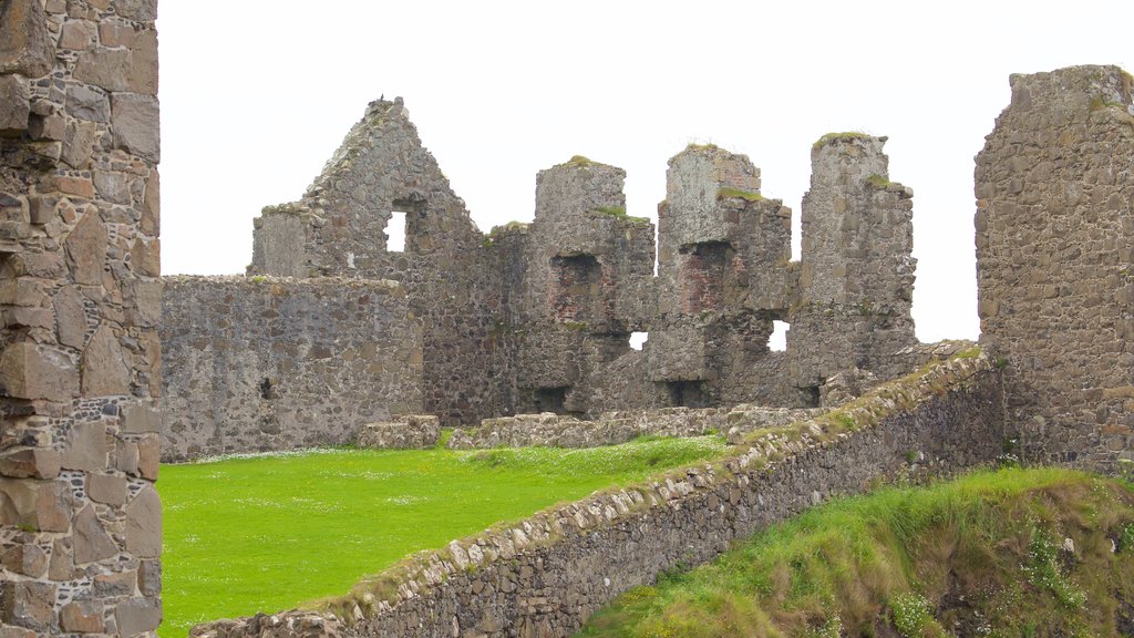 Dunluce Castle mostrando arquitetura de patrimônio, elementos de patrimônio e ruínas de edifício