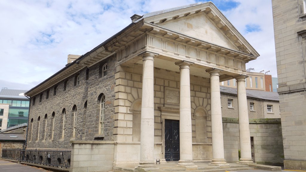 Trinity College que inclui elementos de patrimônio, arquitetura de patrimônio e um edifício administrativo