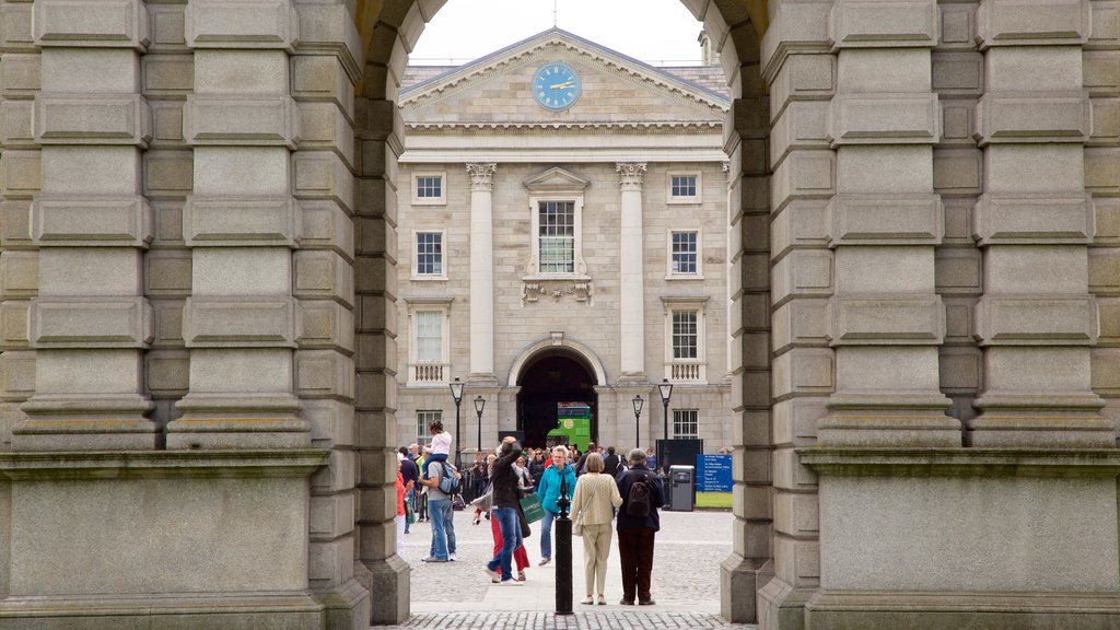 Trinity College mostrando un edificio administrativo, elementos patrimoniales y una plaza