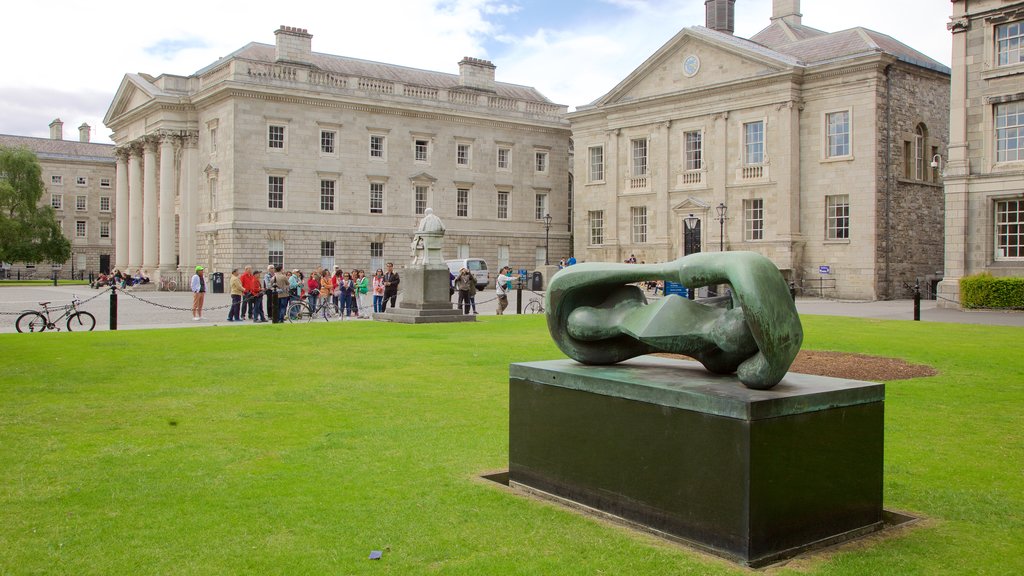 Trinity College mostrando elementos patrimoniales, un edificio administrativo y arte al aire libre