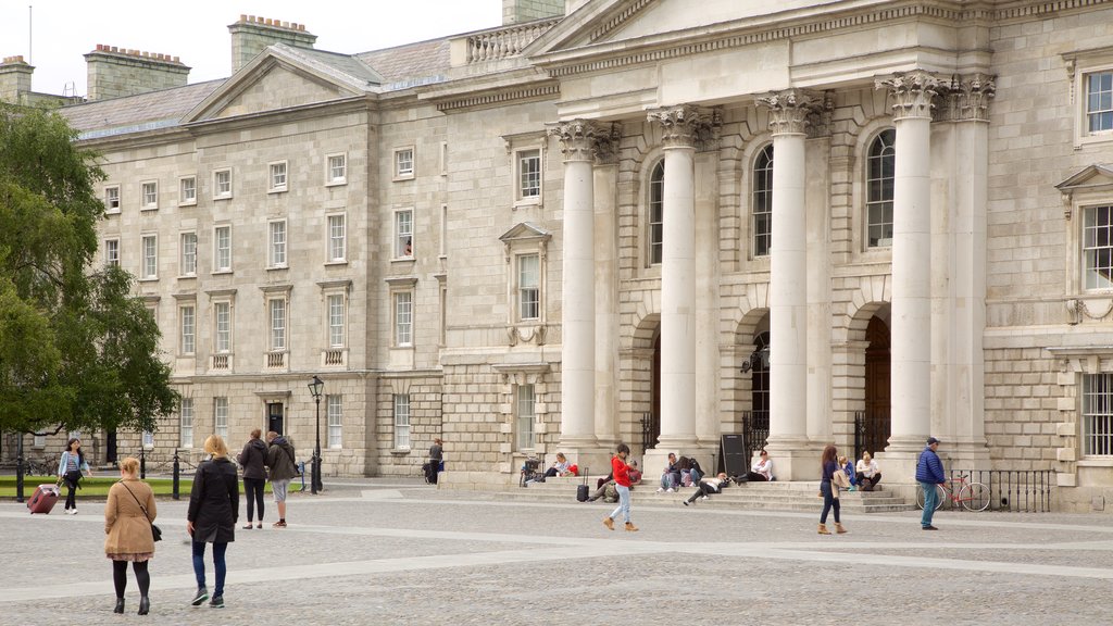 Trinity College showing outdoor art, heritage architecture and heritage elements