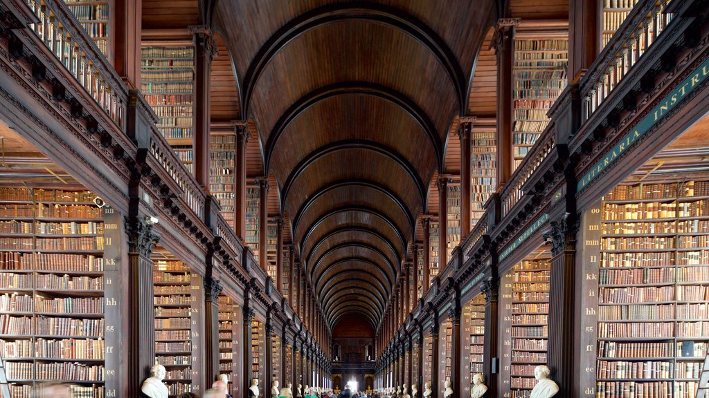 Trinity College toont interieur, historisch erfgoed en een overheidsgebouw