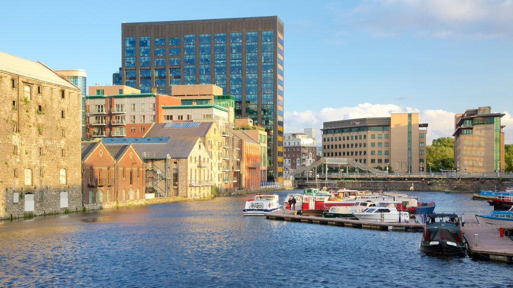 Gran Canal de Irlanda ofreciendo una ciudad, un puerto deportivo y embarcaciones