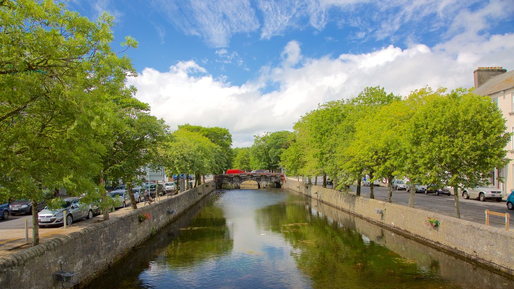 Westport ofreciendo un río o arroyo