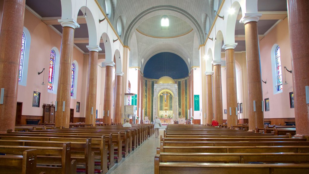 Westport mostrando una iglesia o catedral, elementos religiosos y vistas interiores