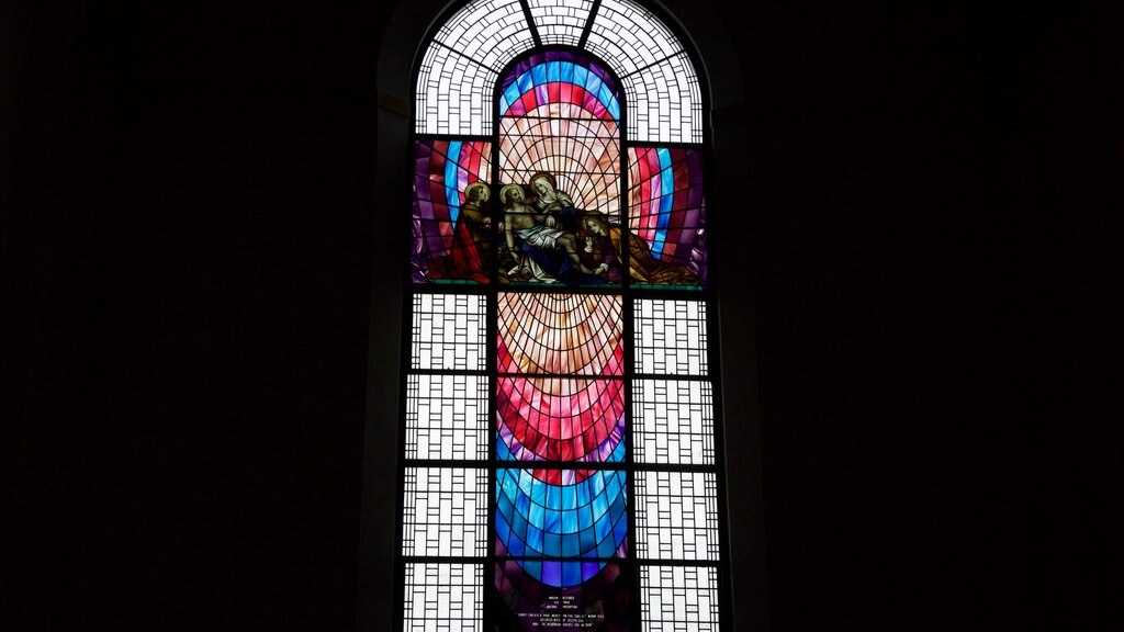 Westport que incluye aspectos religiosos, una iglesia o catedral y vista interna