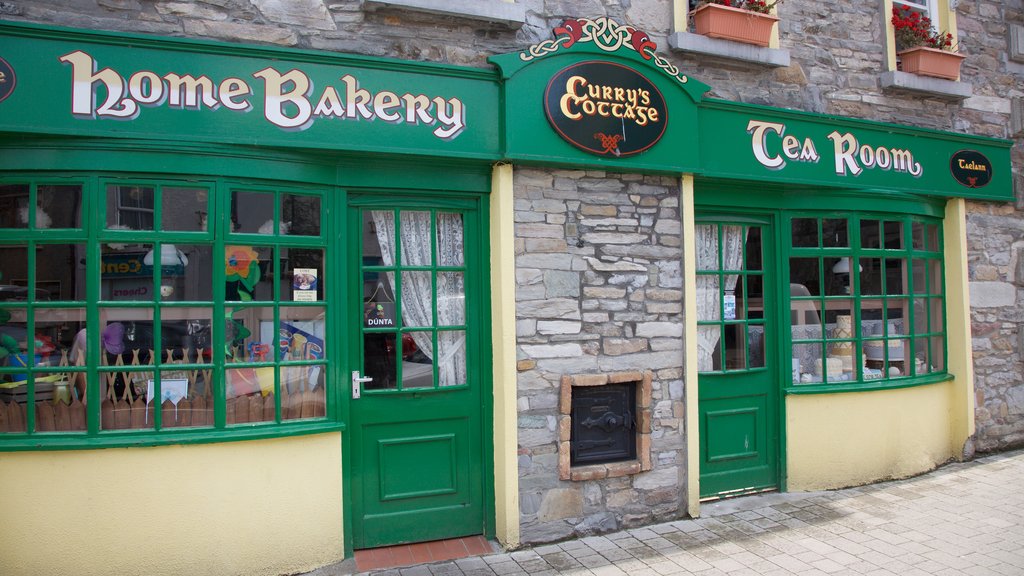 Westport which includes café scenes