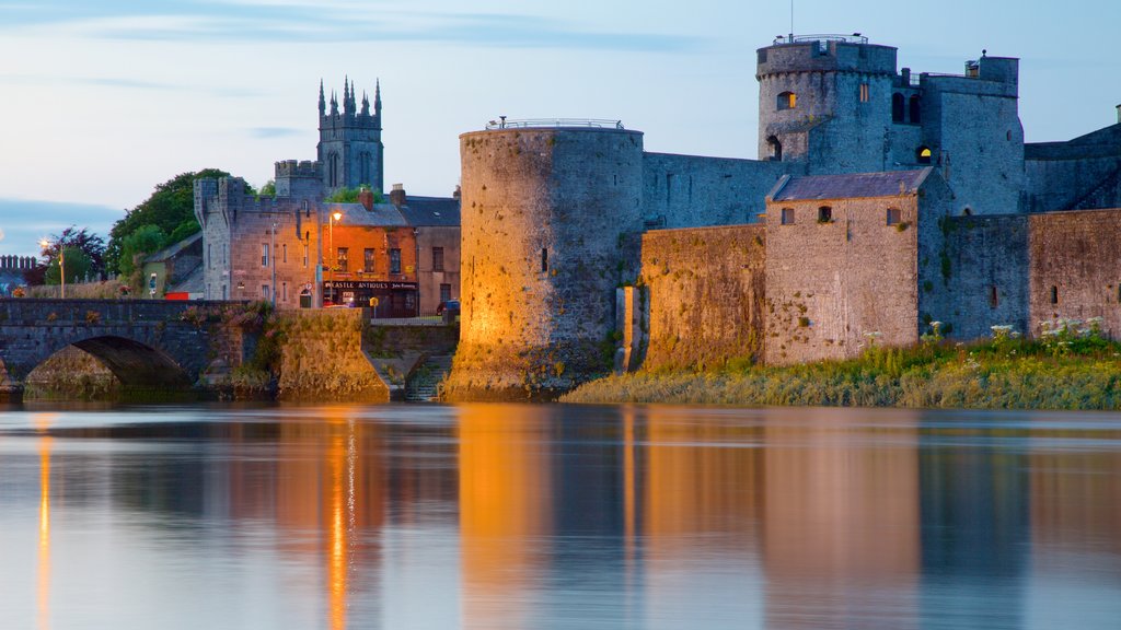 King John\'s Castle showing heritage elements, a bridge and heritage architecture