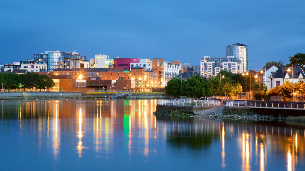 Limerick mostrando una ciudad, escenas de noche y un río o arroyo