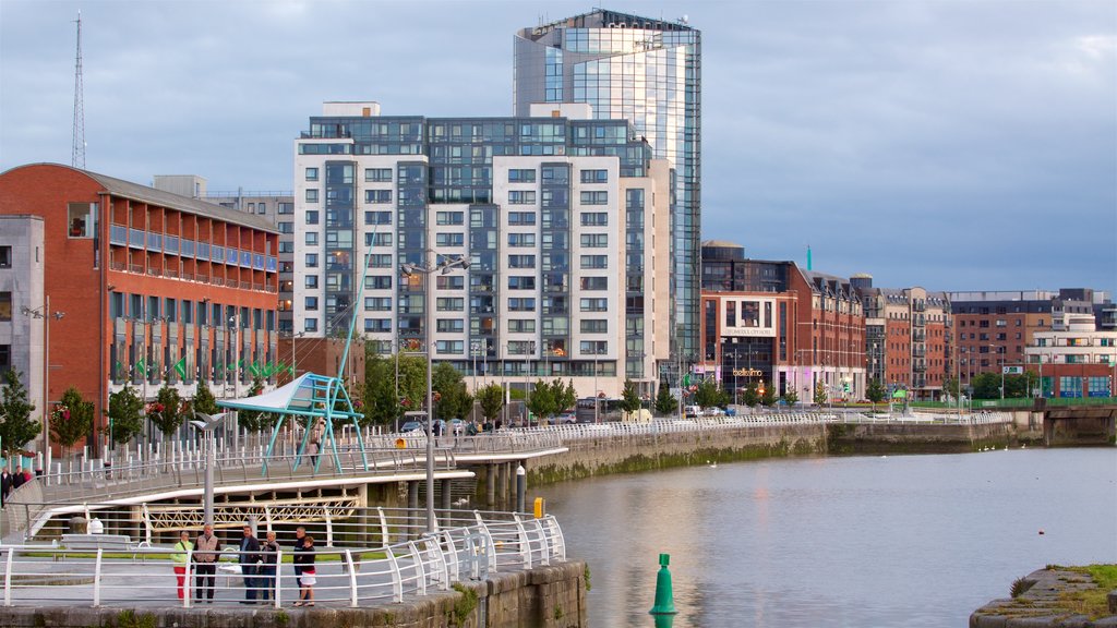 Limerick mostrando un río o arroyo y una ciudad