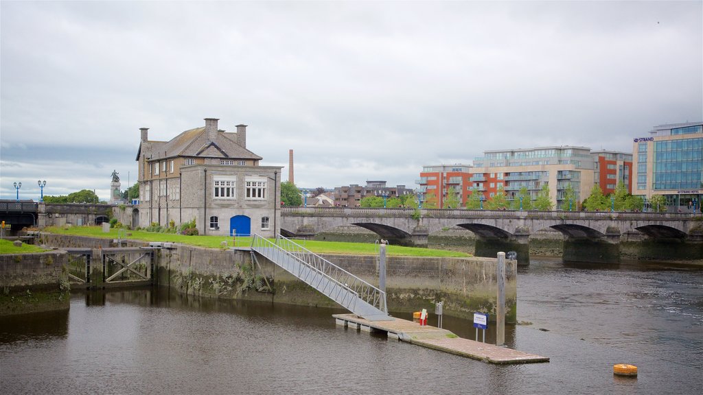 Limerick caracterizando uma marina, um rio ou córrego e uma ponte