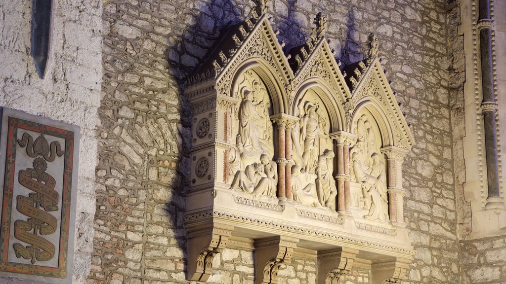 St. Mary\'s Cathedral mostrando elementos de patrimônio, arquitetura de patrimônio e um castelo