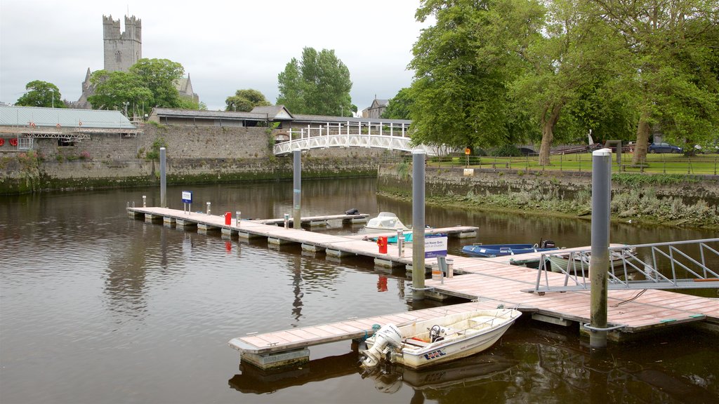 Limerick que inclui um castelo, uma marina e elementos de patrimônio