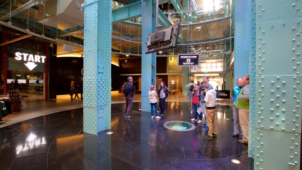 Guinness Storehouse mostrando señalización y vista interna y también un pequeño grupo de personas