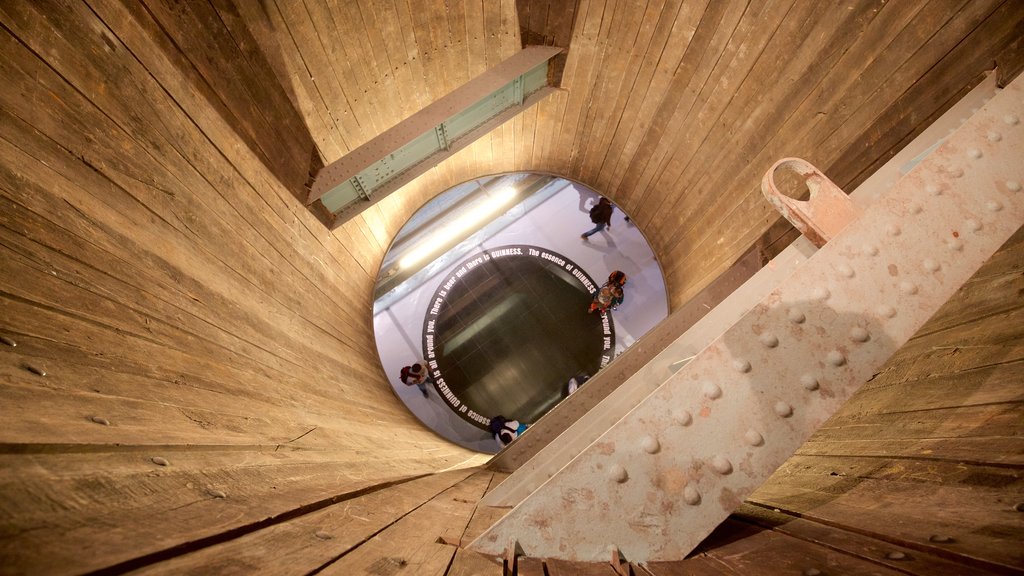 Guinness Storehouse welches beinhaltet Innenansichten