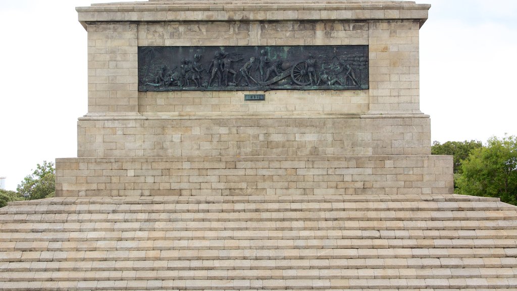 Parque Fénix que incluye un monumento, elementos patrimoniales y jardín