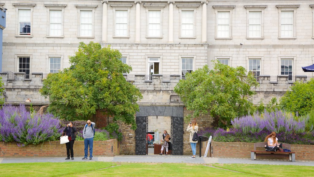 Dublin Castle showing heritage architecture, a castle and a garden